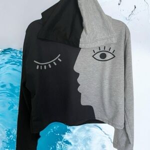 ￼Women’s Boyfriend Small Glack and grey Hooded Crop Too Yin  22” W by 20 L